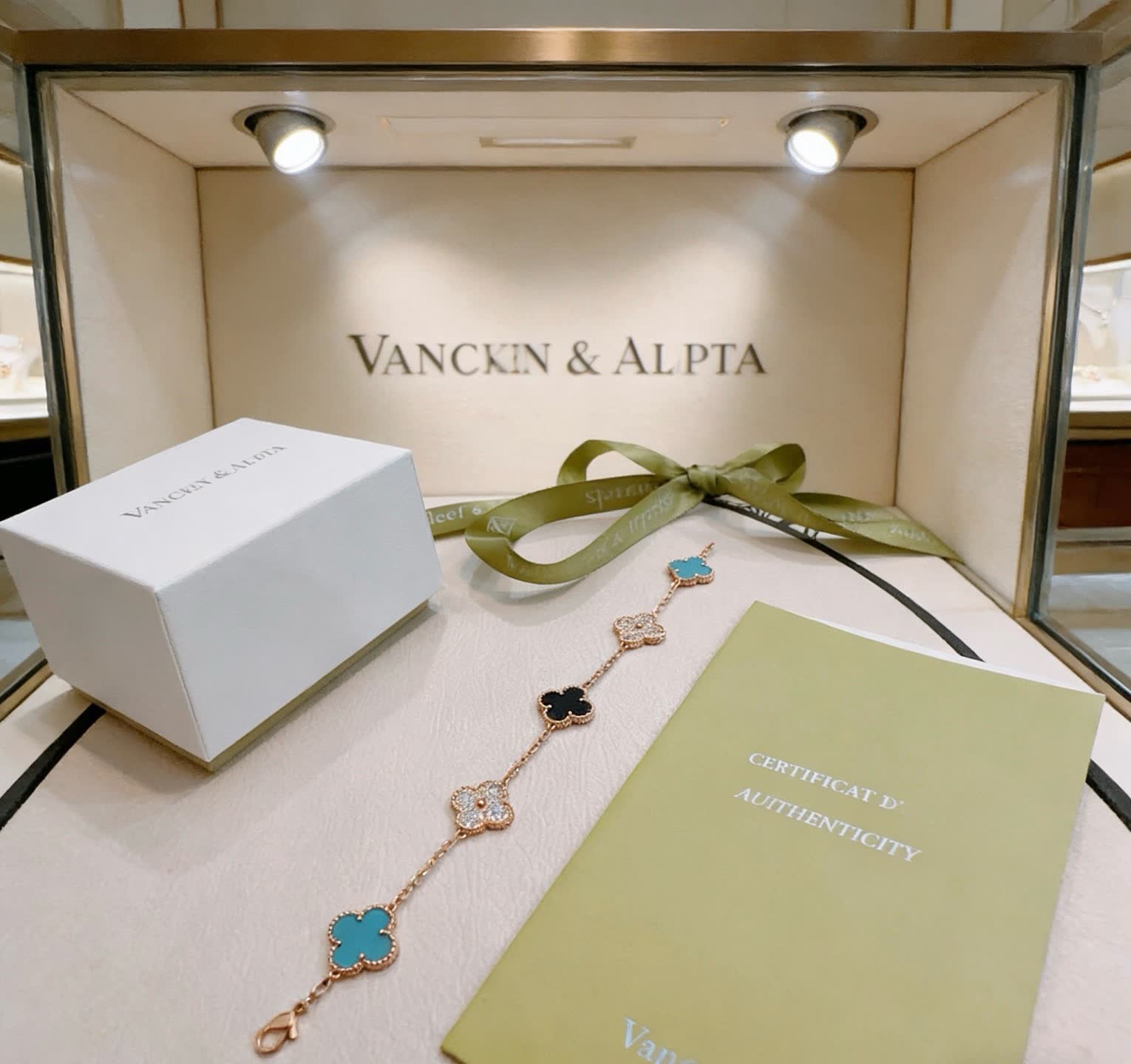 Van Cleef & Arpels Vanckin & Alpta Clover Flower Bracelet Van Cleef & Arpels Vanckin & Alpta Clover Flower Bracelet